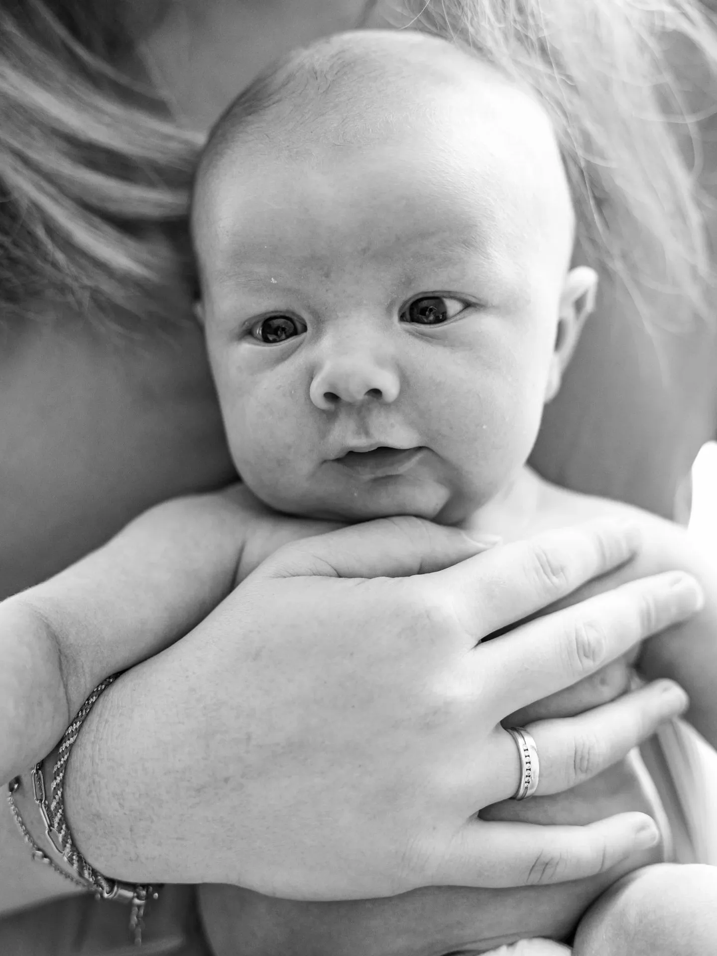 Nieuwgeboren baby in zwart-wit