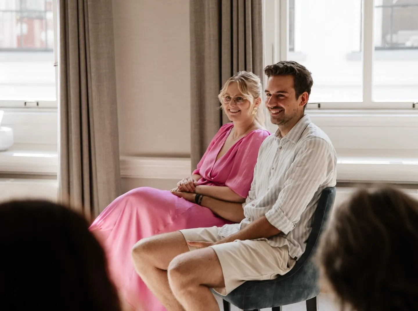 Stel tijdens hun partnerschap in roze jurk