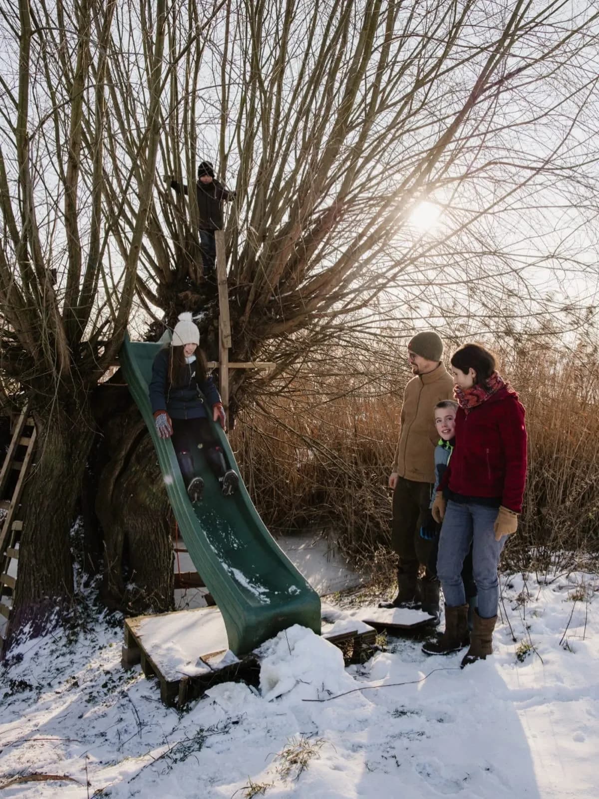Kinderen spelen in de sneeuw met de bazelt