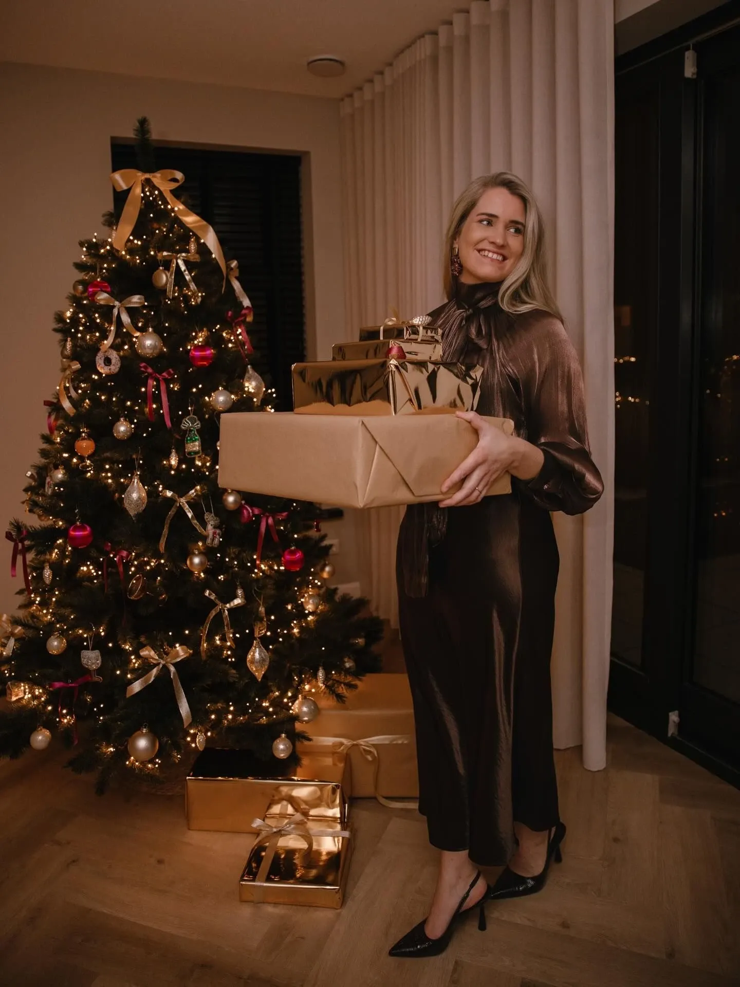 Branding met kerstcadeaus bij de boom