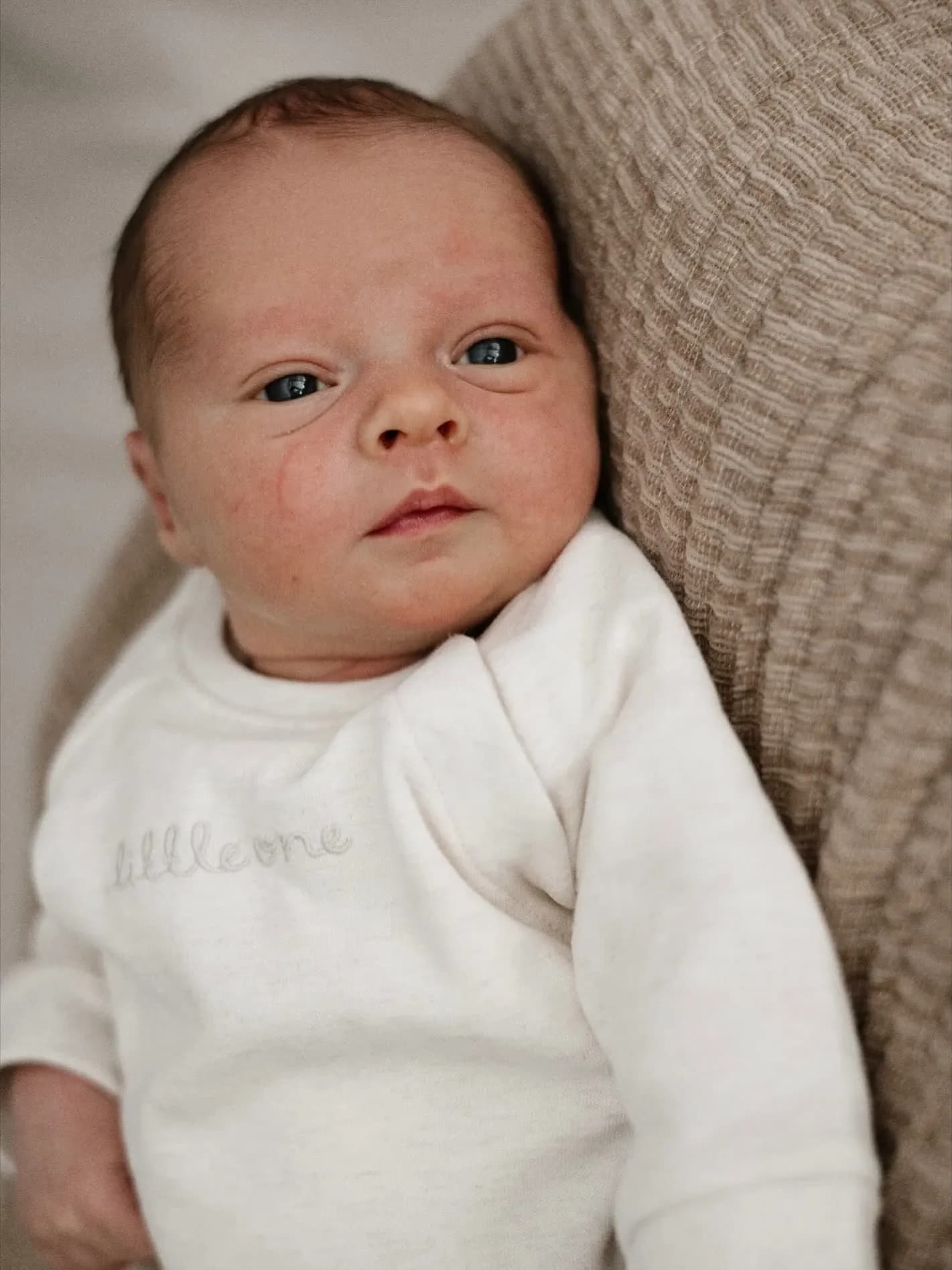 Newborn liggend op de bank