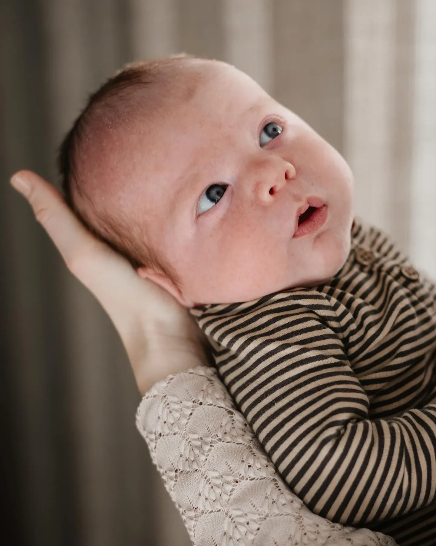 Baby rustig vastgehouden in de handen