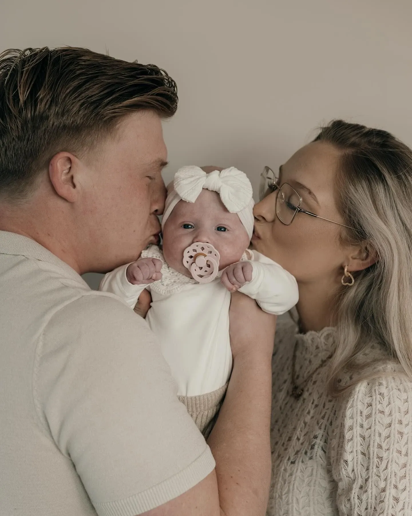 Papa en mama kussen hun baby