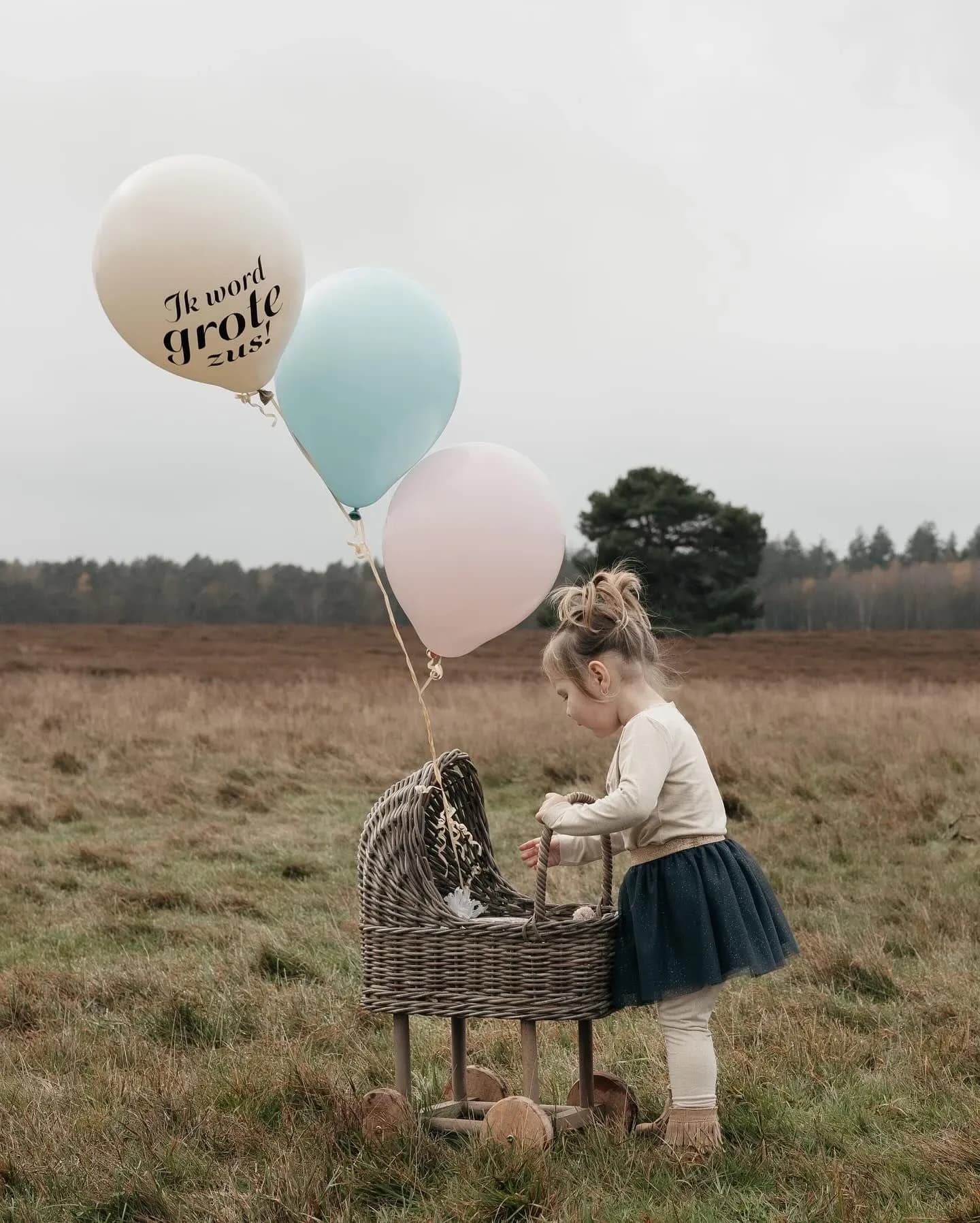 Meisje met broodjeaankondiging en ballonnen