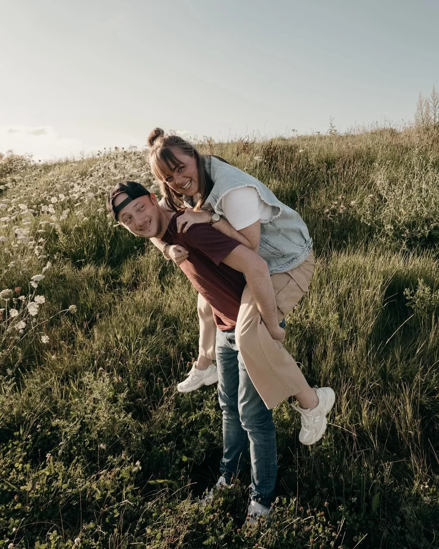 Piggyback in het hoge gras
