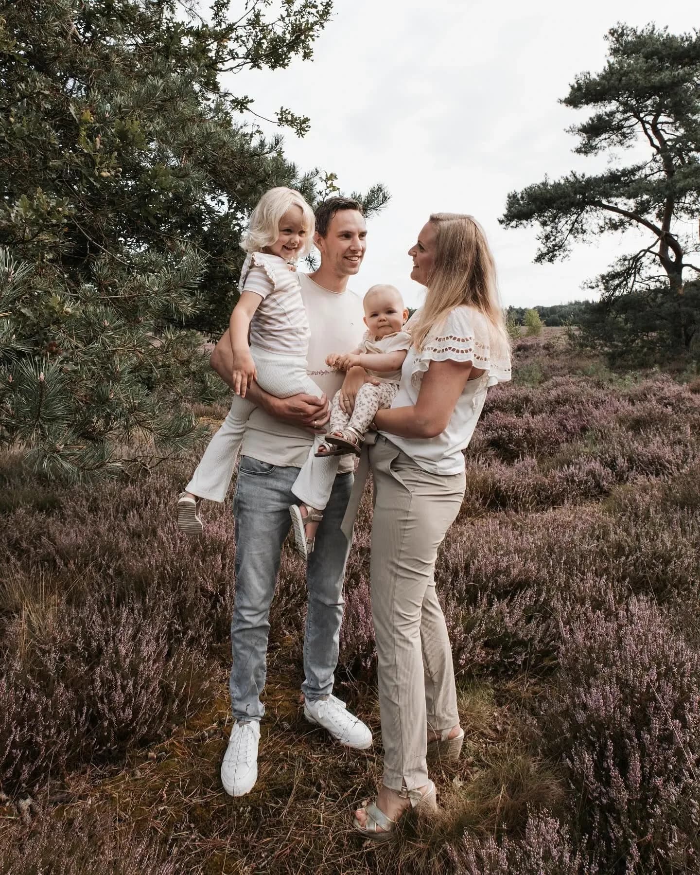 Gezin tussen de paarse heide