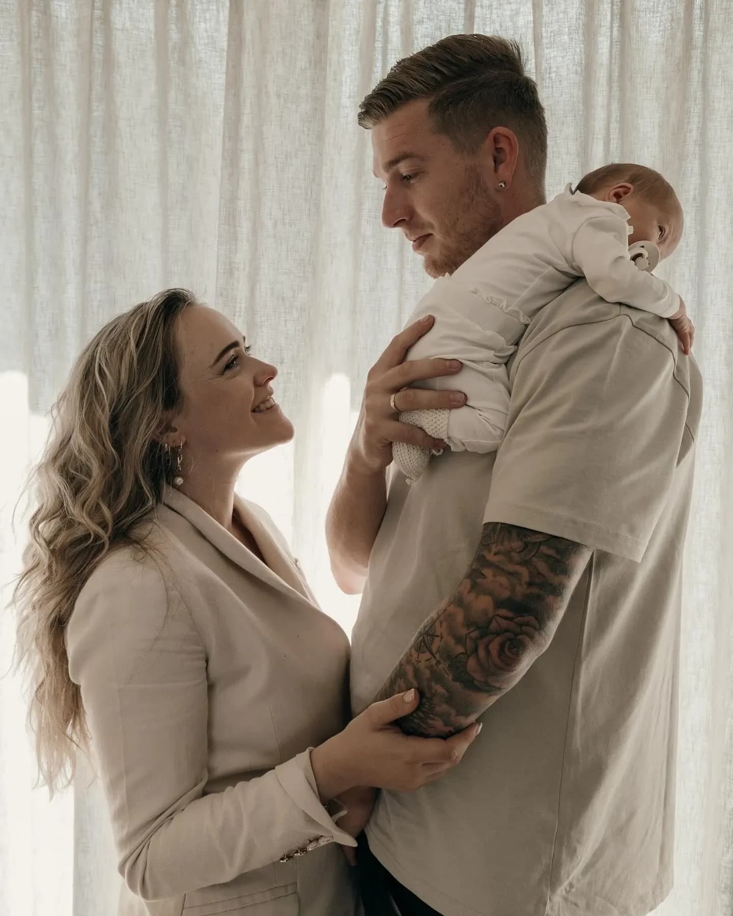 Papa en mama met hun newborn in de studio