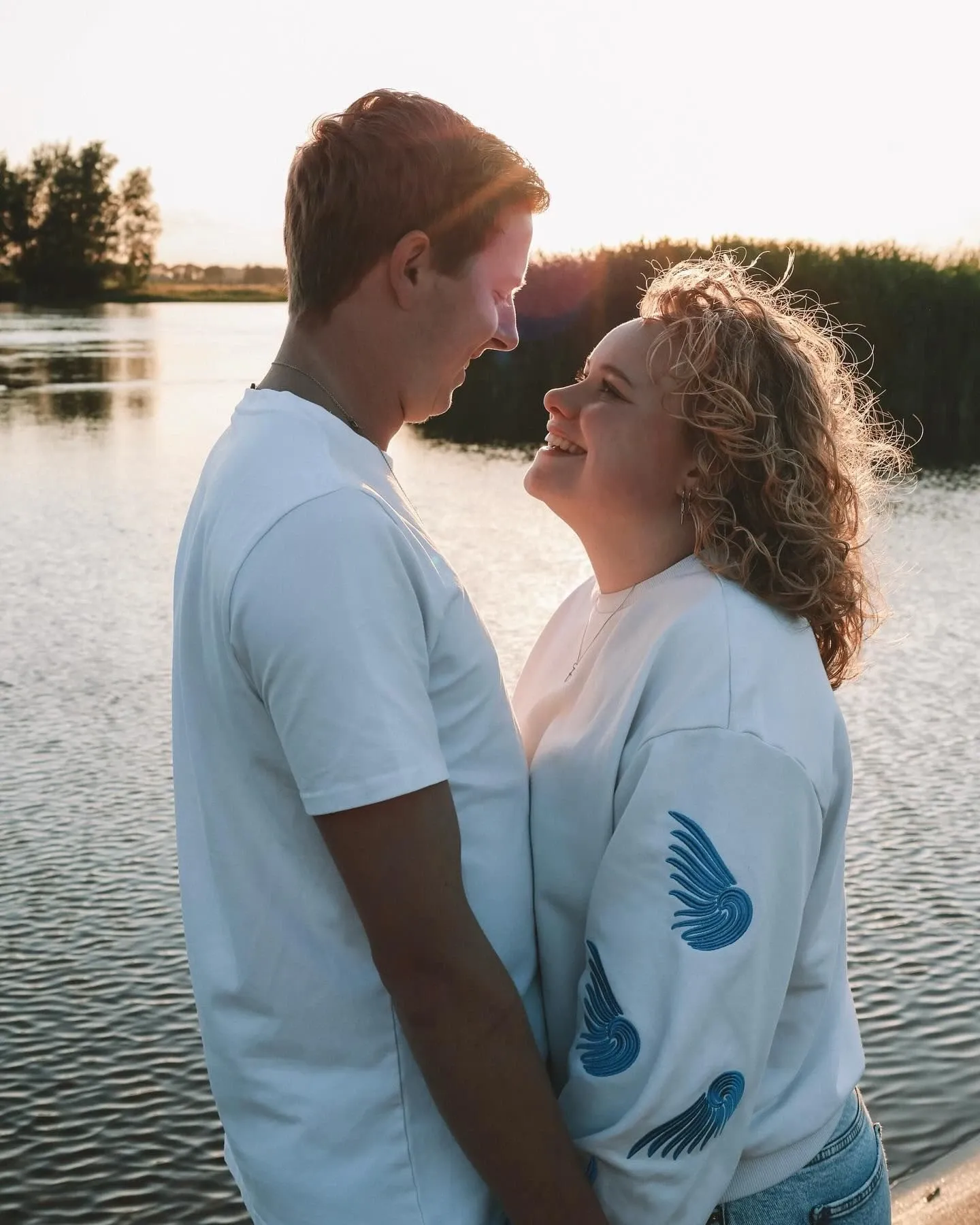 Samen aan het water in het gouden uur