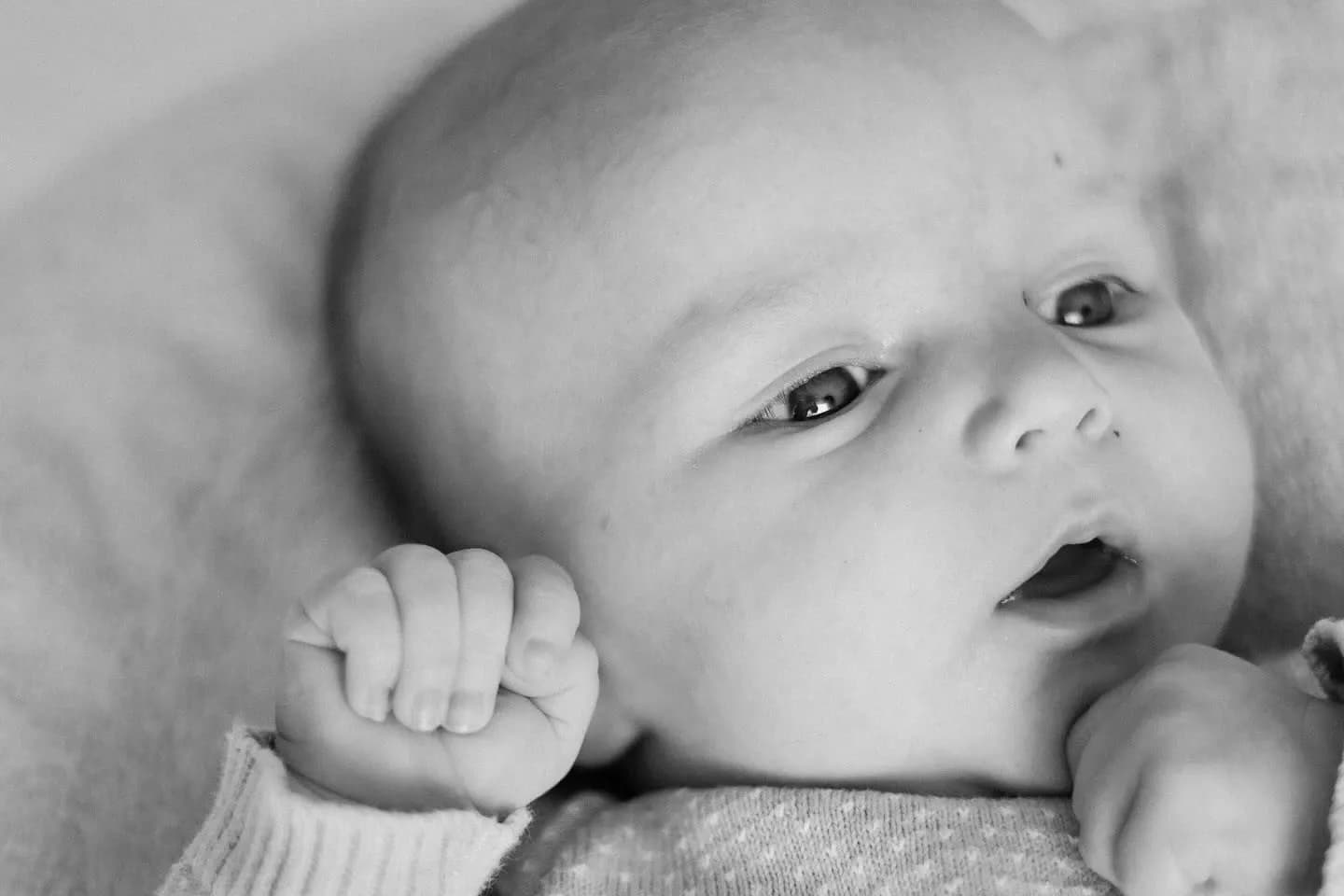 Newborn close-up in zwart-wit