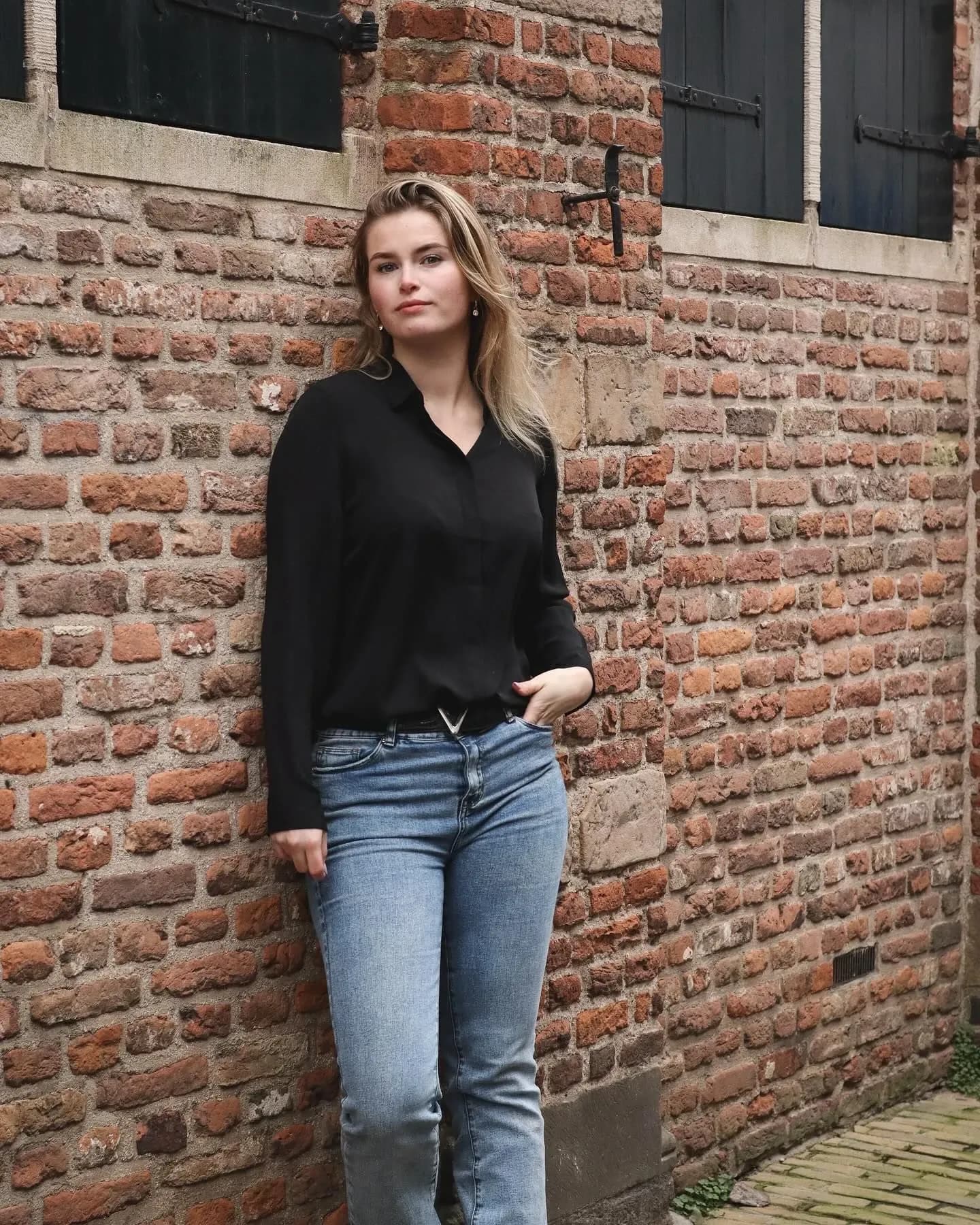 Branding portret tegen een bakstenen muur