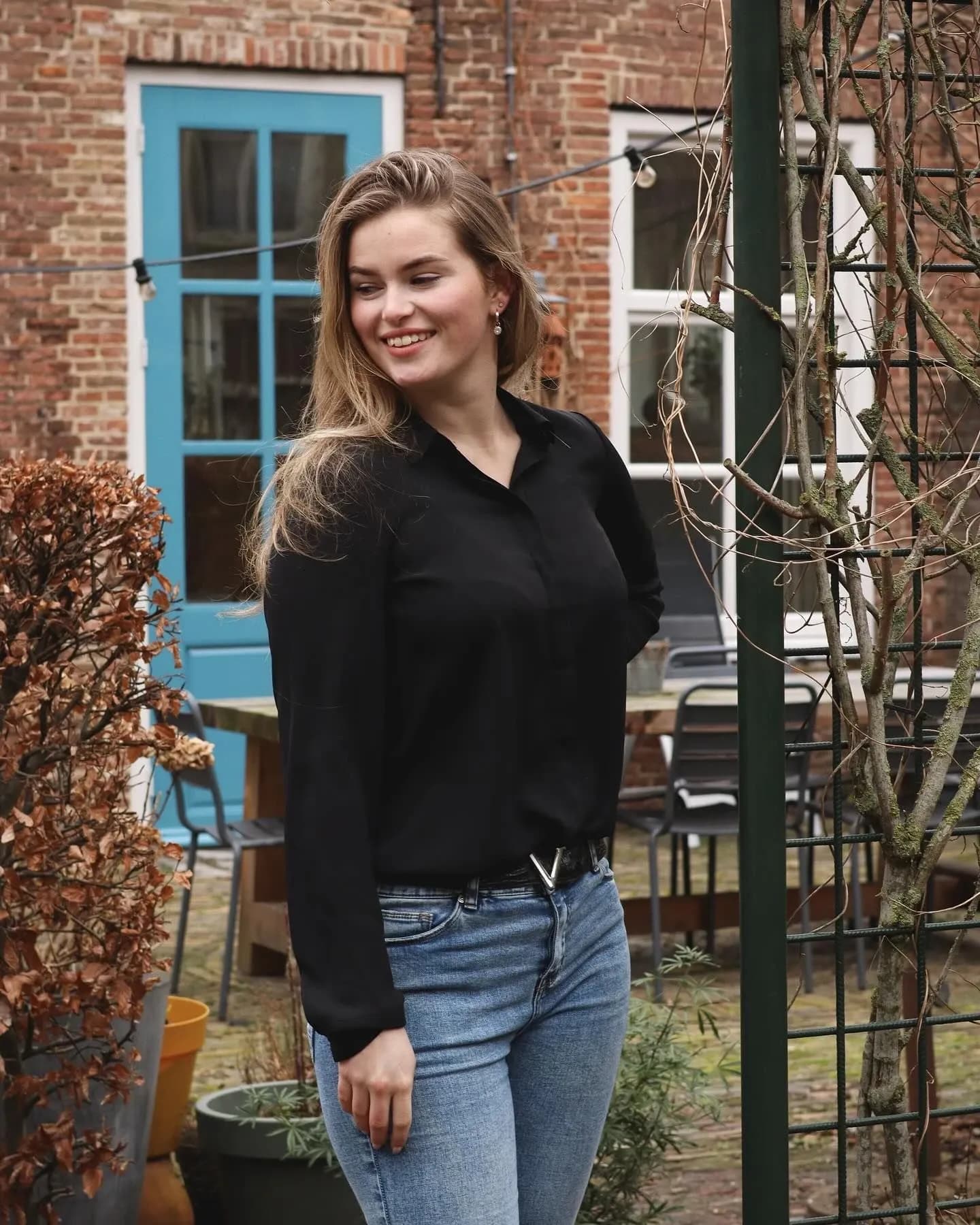 Branding portret bij een blauwe deur